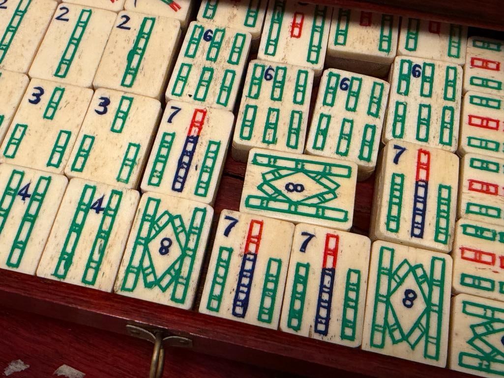 ANTIQUE CHINESE MAHJONG GAME PLAYING SET INCLUDES 144 BONE AND BAMBOO GAME TILES - 7