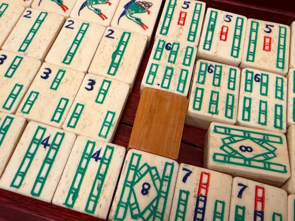 ANTIQUE CHINESE MAHJONG GAME PLAYING SET INCLUDES 144 BONE AND BAMBOO GAME TILES - 8