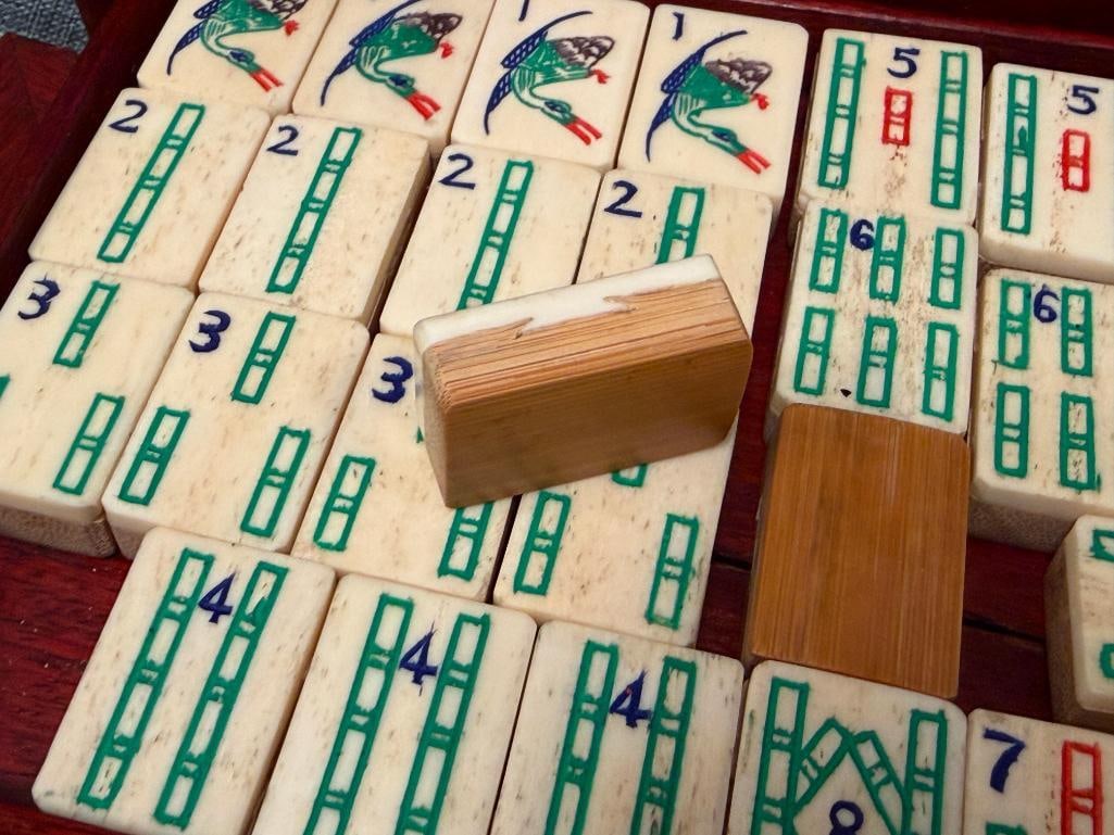 ANTIQUE CHINESE MAHJONG GAME PLAYING SET INCLUDES 144 BONE AND BAMBOO GAME TILES - 9