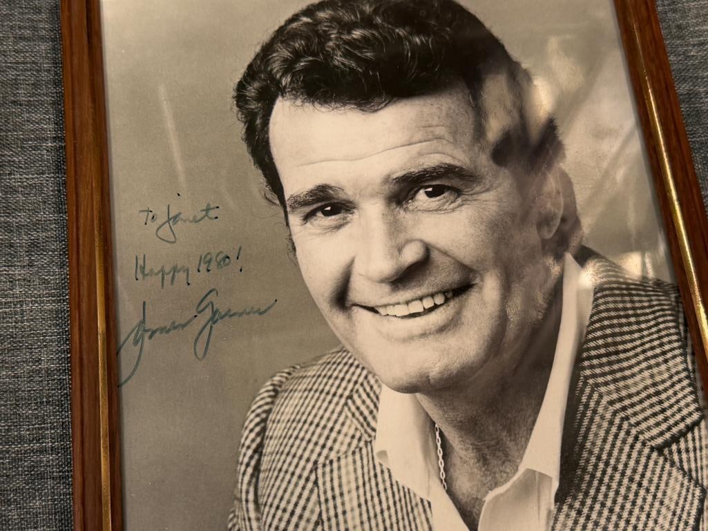JAMES GARNER AMERICAN ACTOR PERSONALIZED AUTOGRAPHED BLACKA ND WHITE PHOTOGRAPH - 2