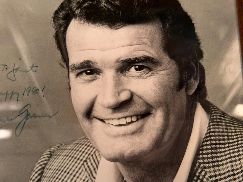 JAMES GARNER AMERICAN ACTOR PERSONALIZED AUTOGRAPHED BLACKA ND WHITE PHOTOGRAPH - 3
