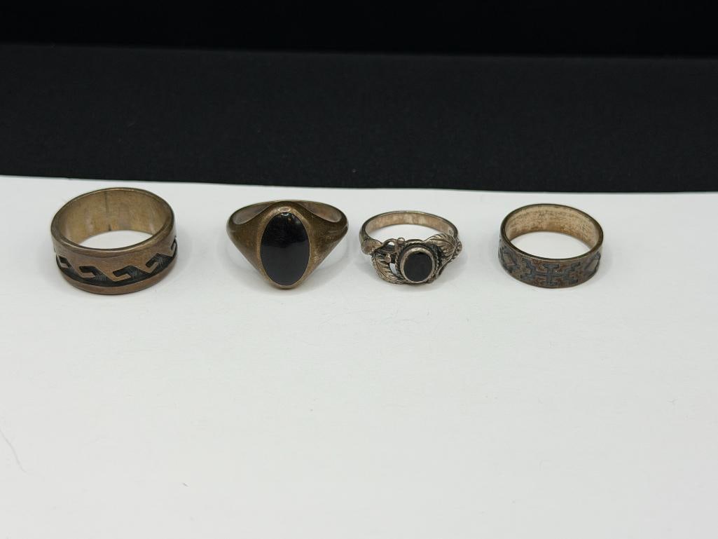 FOUR VINTAGE NATIVE AMERICAN STERLING SILVER RINGS INCLUDING TWO WITH ONYX - 2