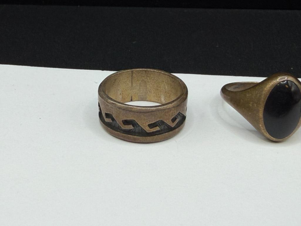 FOUR VINTAGE NATIVE AMERICAN STERLING SILVER RINGS INCLUDING TWO WITH ONYX - 3