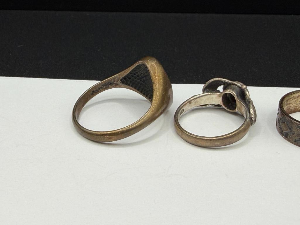 FOUR VINTAGE NATIVE AMERICAN STERLING SILVER RINGS INCLUDING TWO WITH ONYX - 6