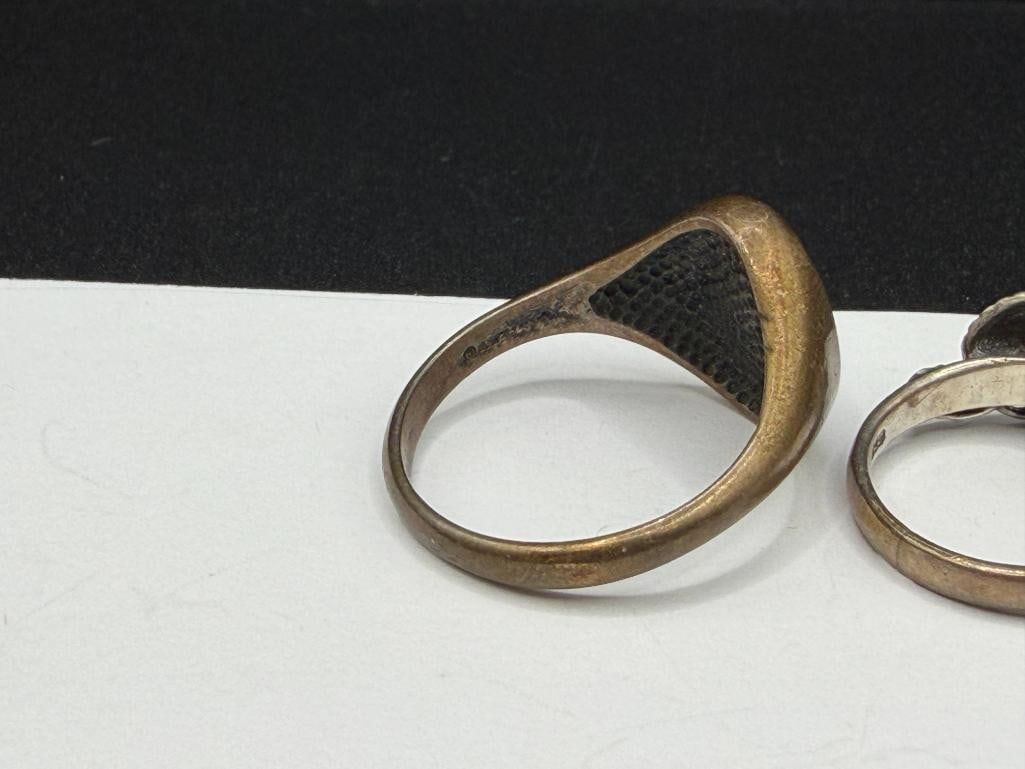FOUR VINTAGE NATIVE AMERICAN STERLING SILVER RINGS INCLUDING TWO WITH ONYX - 7