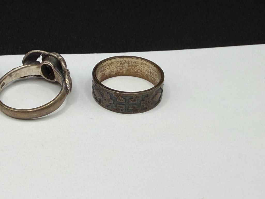 FOUR VINTAGE NATIVE AMERICAN STERLING SILVER RINGS INCLUDING TWO WITH ONYX - 8
