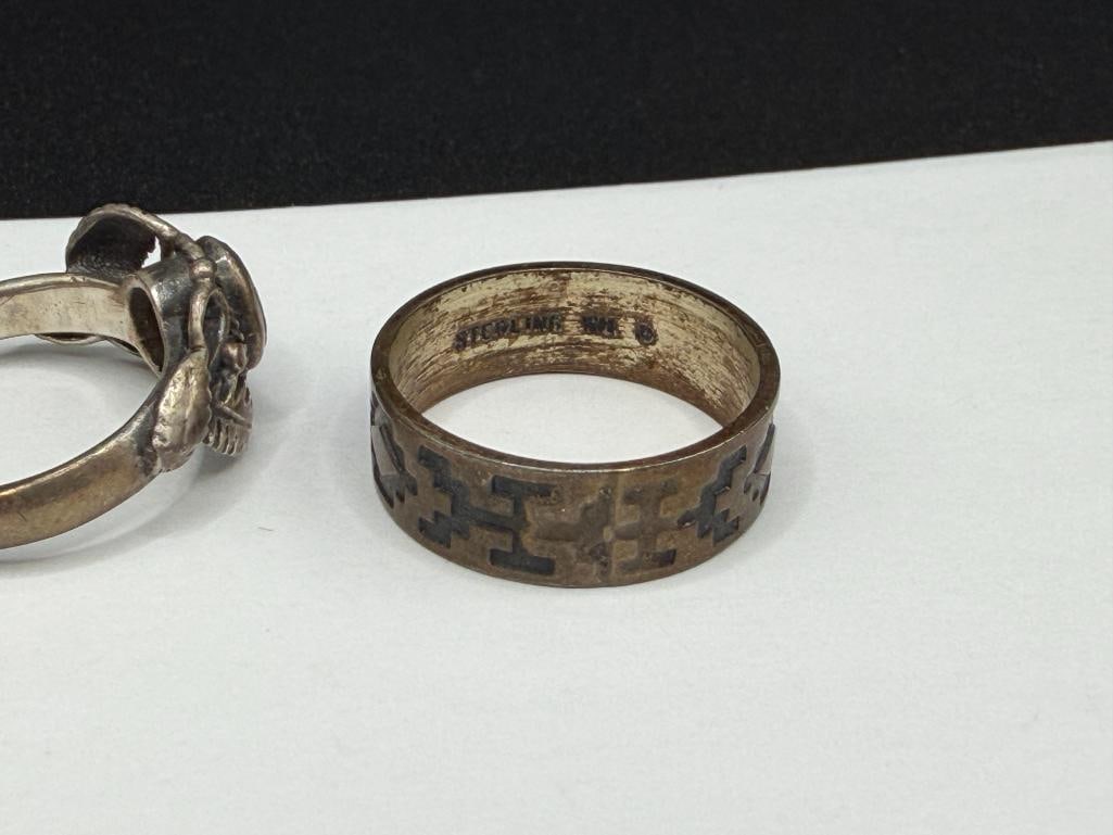 FOUR VINTAGE NATIVE AMERICAN STERLING SILVER RINGS INCLUDING TWO WITH ONYX - 9