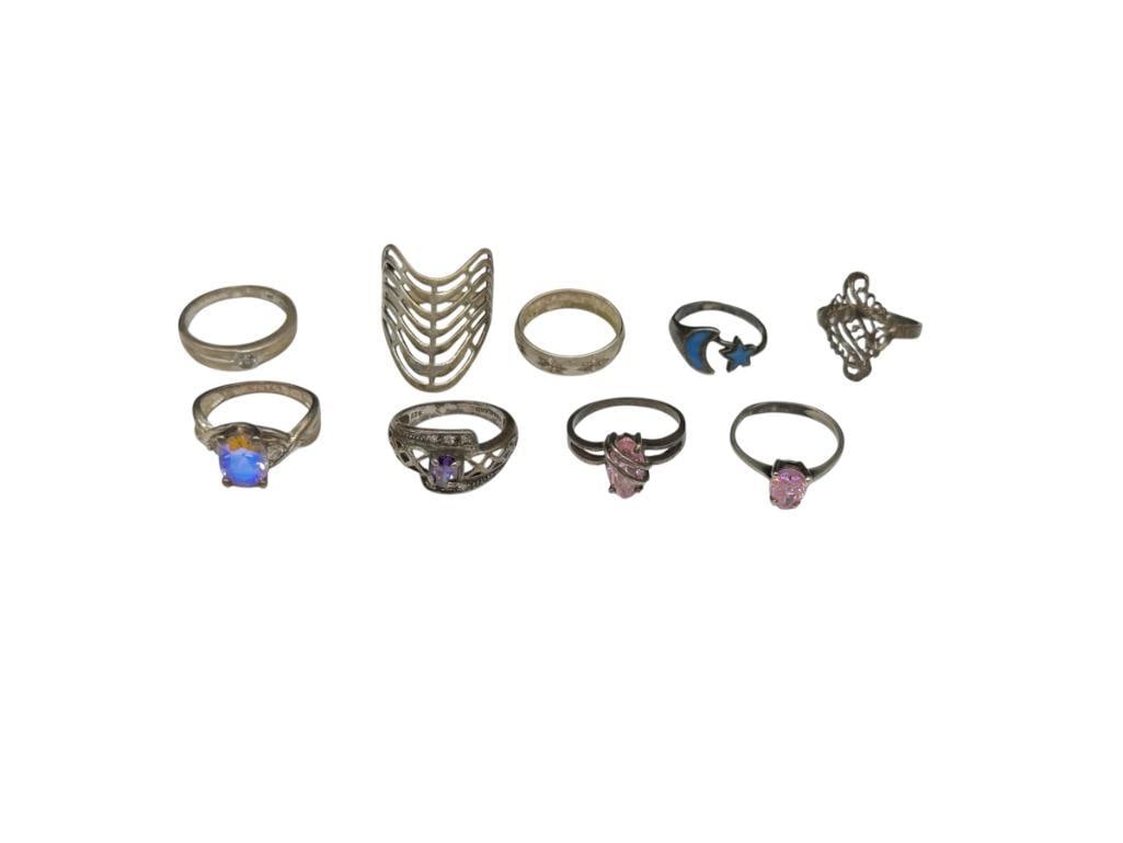 NINE VINTAGE STERLING SILVER RINGS INCLUDING AMETHYST PINK TOPAZ, AND MORE: INCLUDES UNIQUE DESIGNS, SOME SIGNED BY MAKER VARIOUS SIZES, 24.05 GRAMS