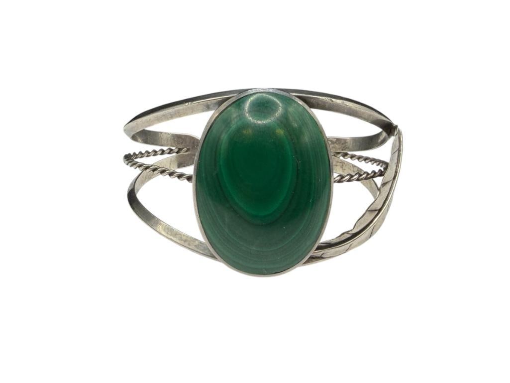 VINTAGE NATIVE AMERICAN DESIGN STERLING SILVER OVAL CABOCHON MALACHITE CUFF BRACELET (1 of 7)