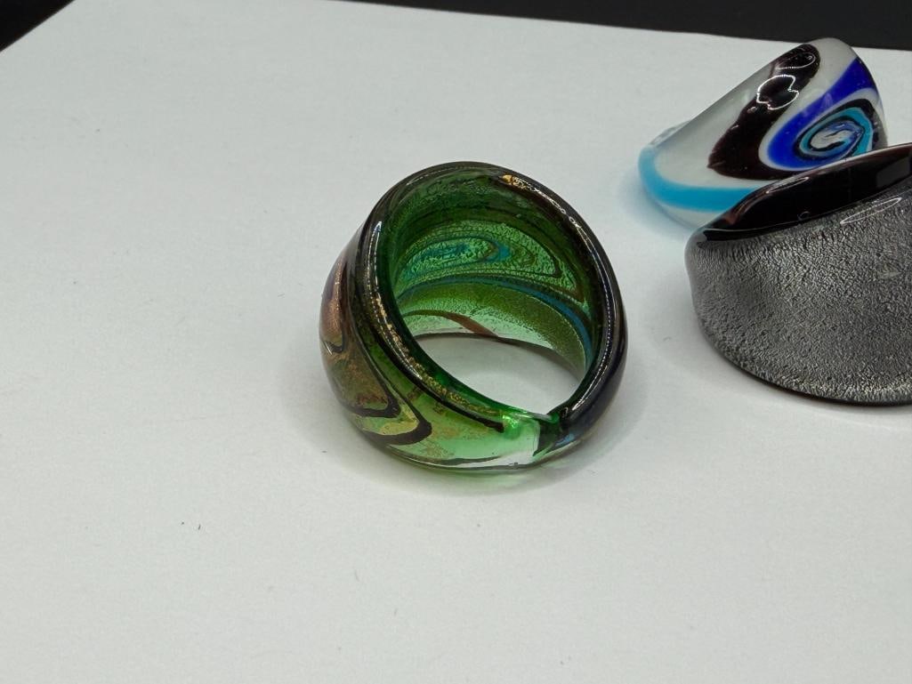 SIX HANDBLOWN ART GLASS RINGS FEATURING VIBRANT COLORS - 7
