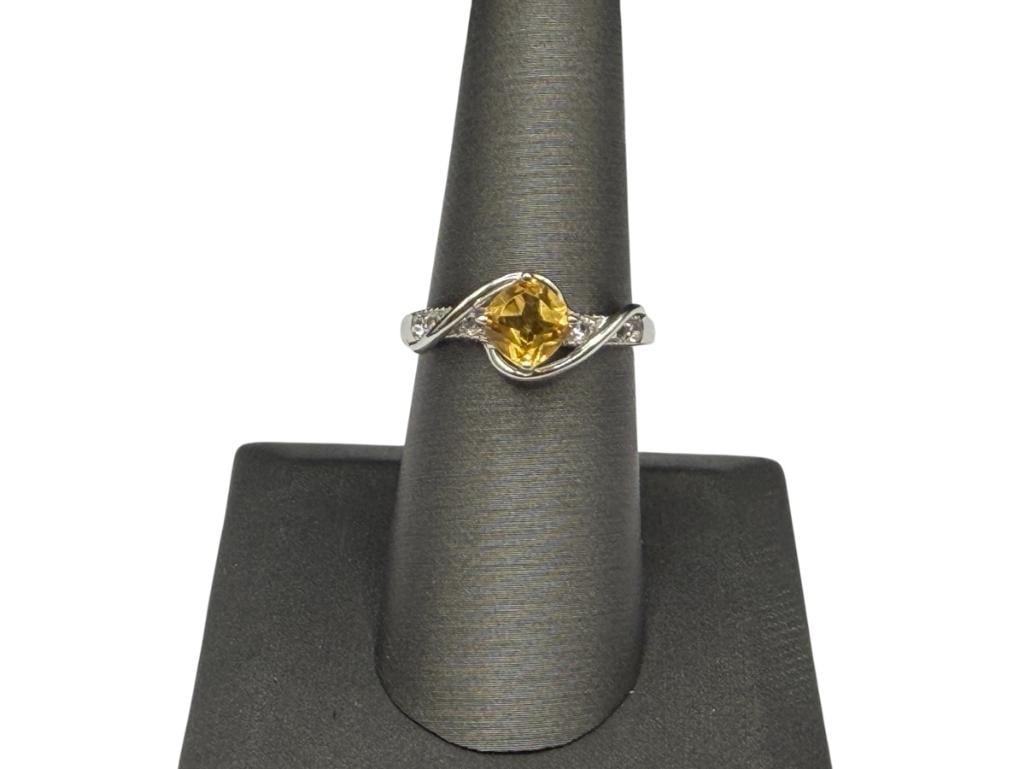STERLING SILVER SQUARE CUT CITRINE RING: CITRINE IS ACCENTED BY FOUR ROUND CUT CZ'S SIZE 7, 6MM CITRINE, 3.56 GRAMS