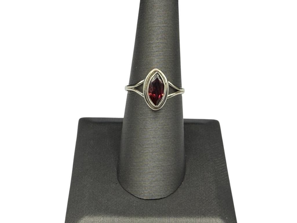 STERLING SILVER MARQUISE CUT GARNET RING: SIZE 7 1/4, 11MM GARNET, 2.23 GRAMS