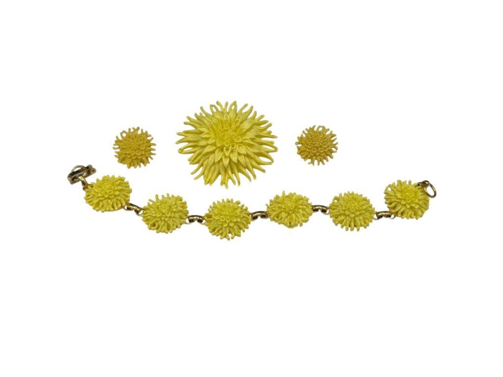 YELLOW DAHLIA DESIGN JEWELRY SET INCLUDING BROOCH, BRACELET, AND CLIP-BACK EARRINGS: 8" BRACELET, 2" CLASP, 3/4" EARRINGS