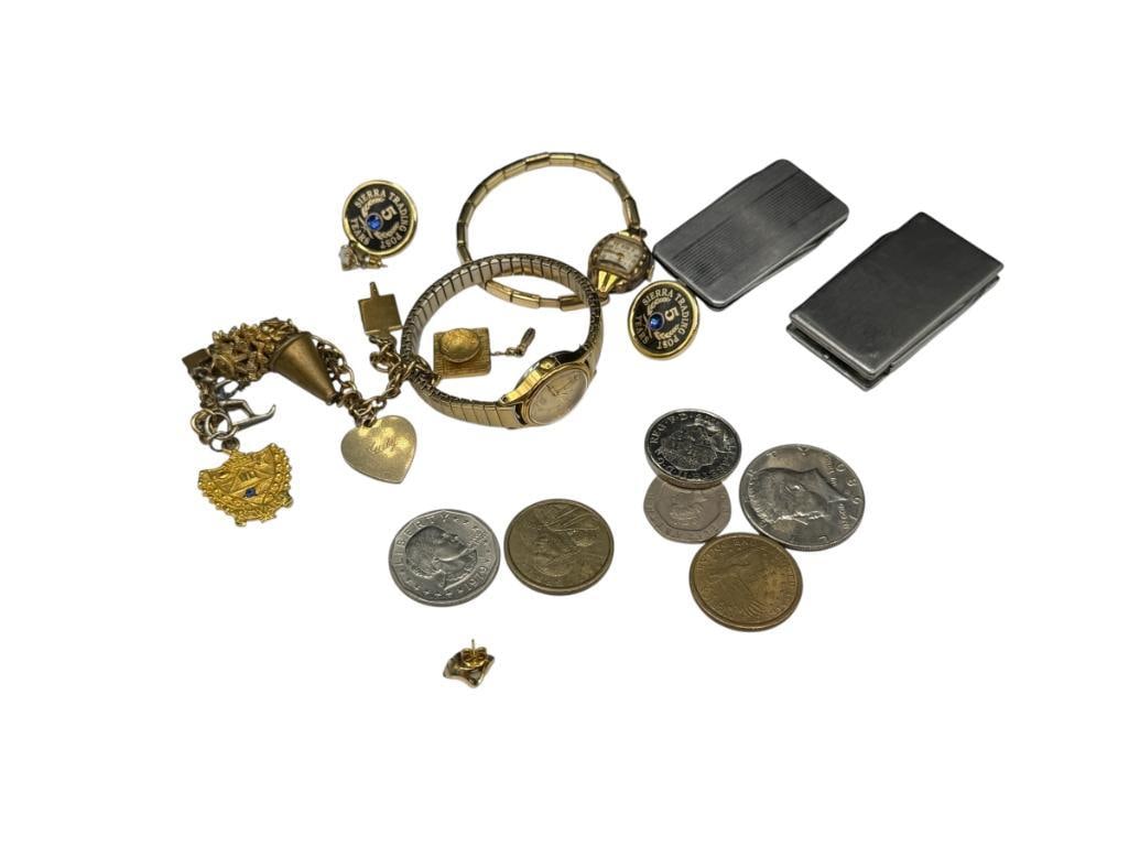 ASSORTED COLLECTIBLES INCLUDING VINTAGE LADIES BULOVA WRISTWATCH, U.S. COINS, AND GOLD TONE JEWELRY: INCLUDES SACAGAWEA DOLLAR, CHARM BRACELET, SIERRA TRADING POST 5 YEARS SERVICE PINS, AND MORE