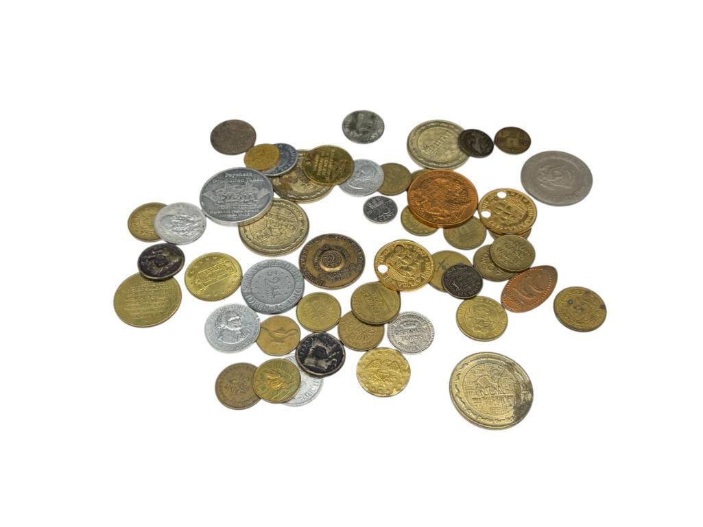 ASSORTED TOKENS, COINS, AND MEDALLIONS: INCLUDES SOME CASINO TOKENS, NO CASH VALUE TOKENS, U.S. THEMED DESIGNS, AND MORE