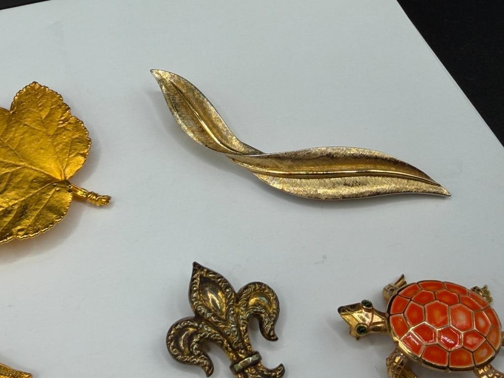 18 ASSORTED GOLD TONE COSTUME JEWELRY BROOCHES INCLUDING SOME SIGNED - 10