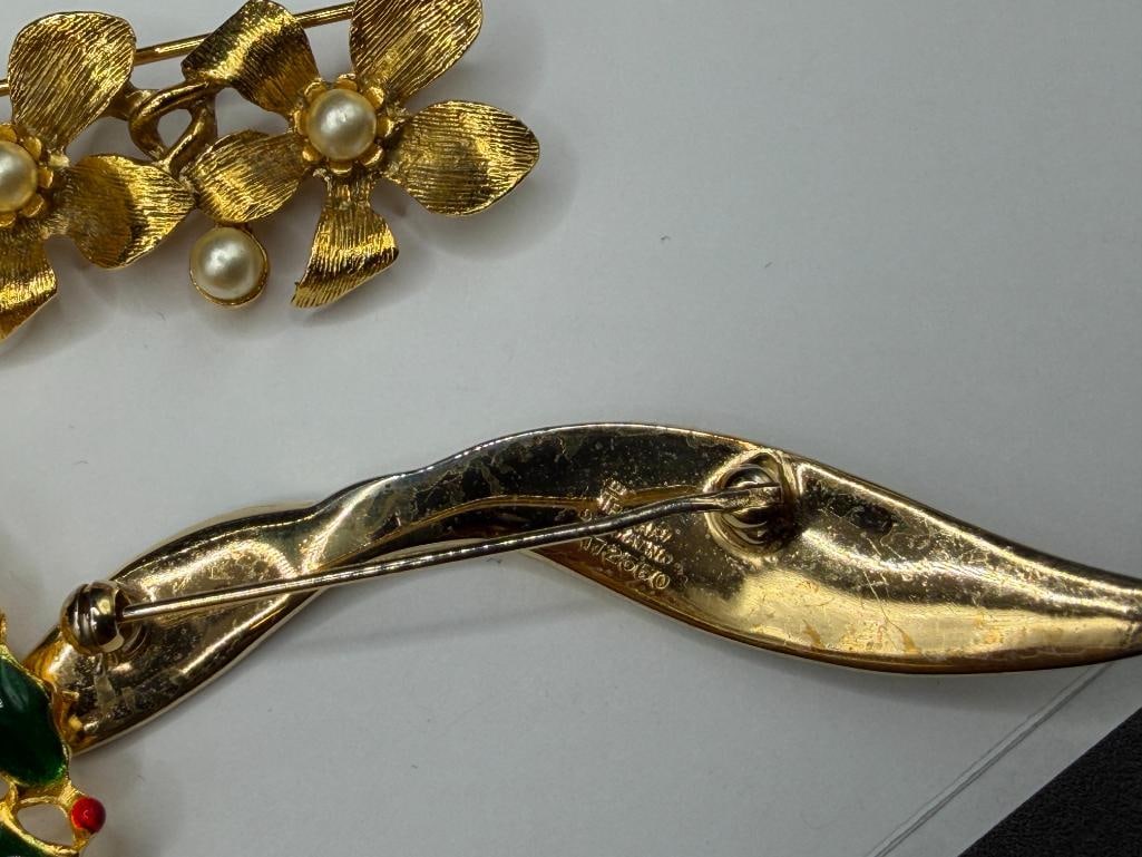 18 ASSORTED GOLD TONE COSTUME JEWELRY BROOCHES INCLUDING SOME SIGNED - 11
