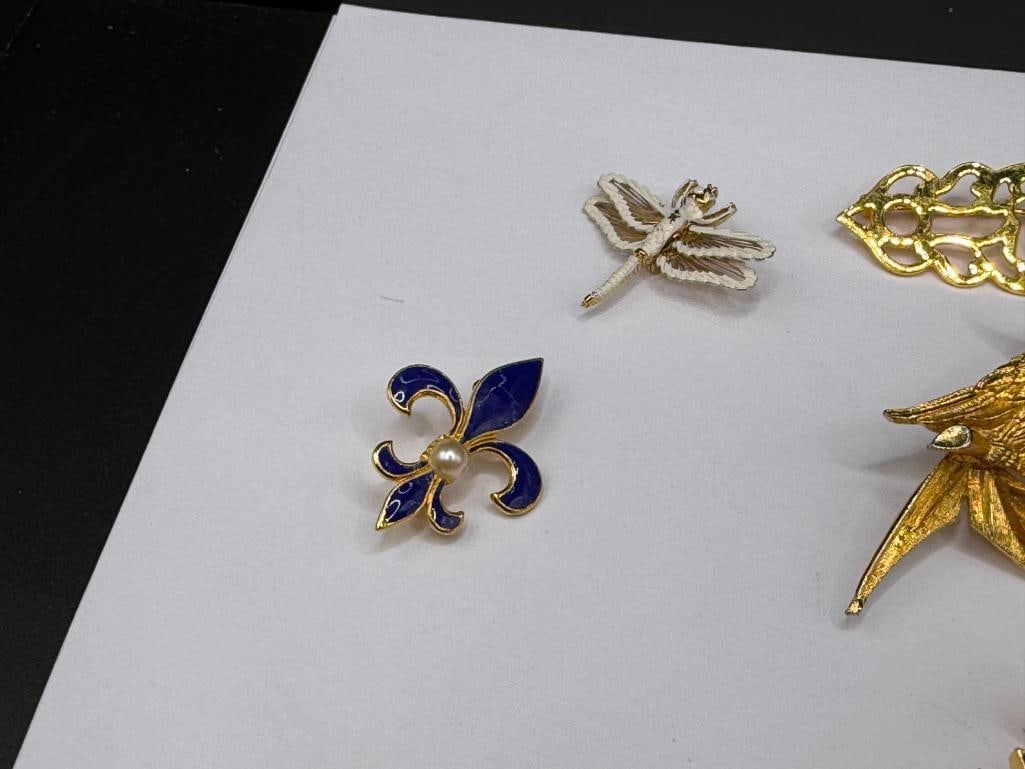 18 ASSORTED GOLD TONE COSTUME JEWELRY BROOCHES INCLUDING SOME SIGNED - 12