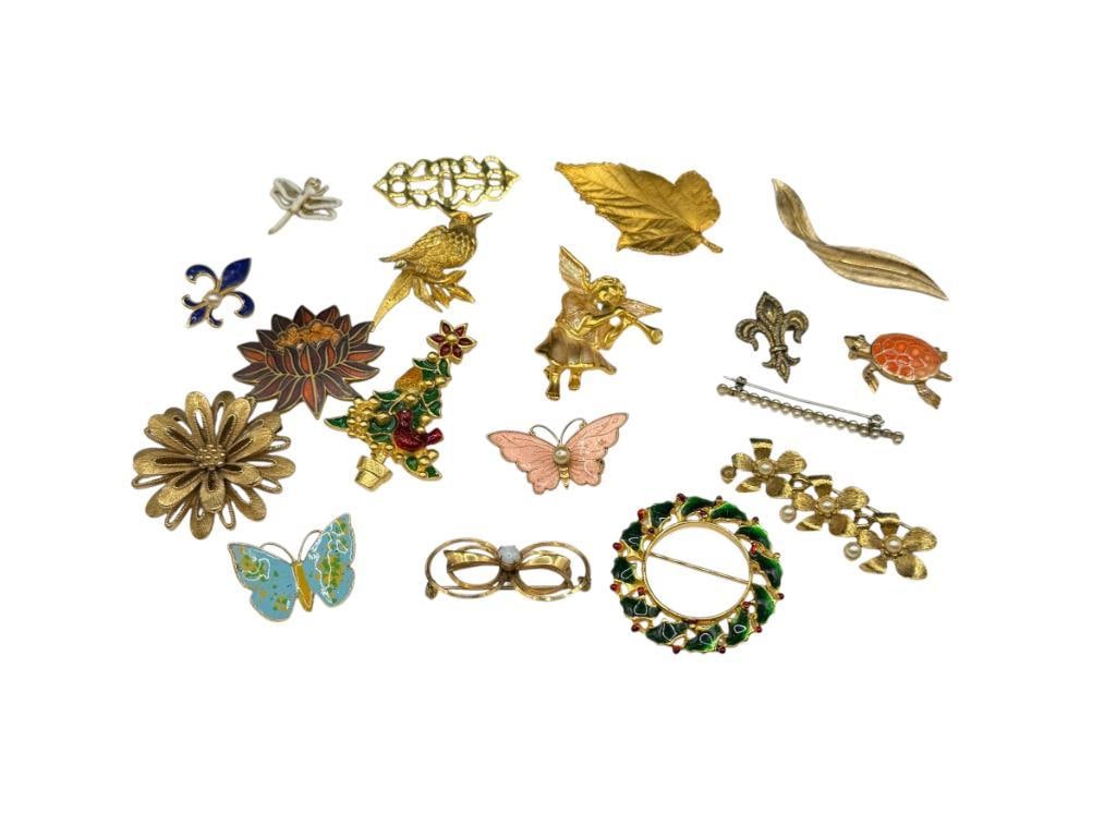 18 ASSORTED GOLD TONE COSTUME JEWELRY BROOCHES INCLUDING SOME SIGNED (1 of 12)