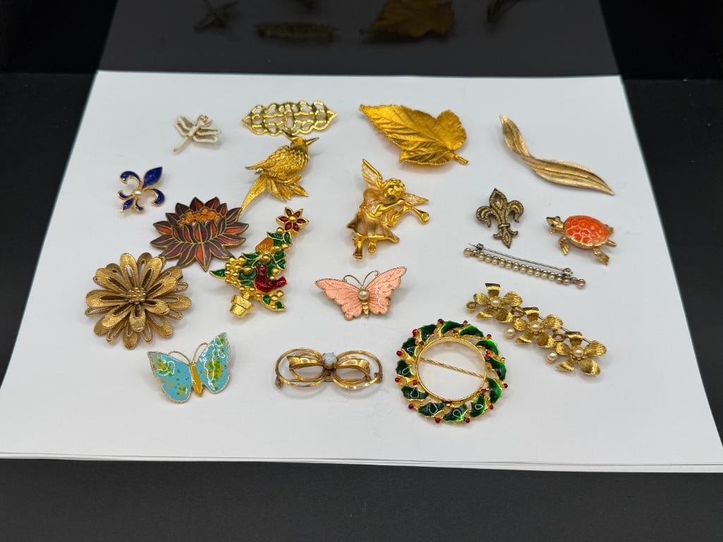 18 ASSORTED GOLD TONE COSTUME JEWELRY BROOCHES INCLUDING SOME SIGNED - 2