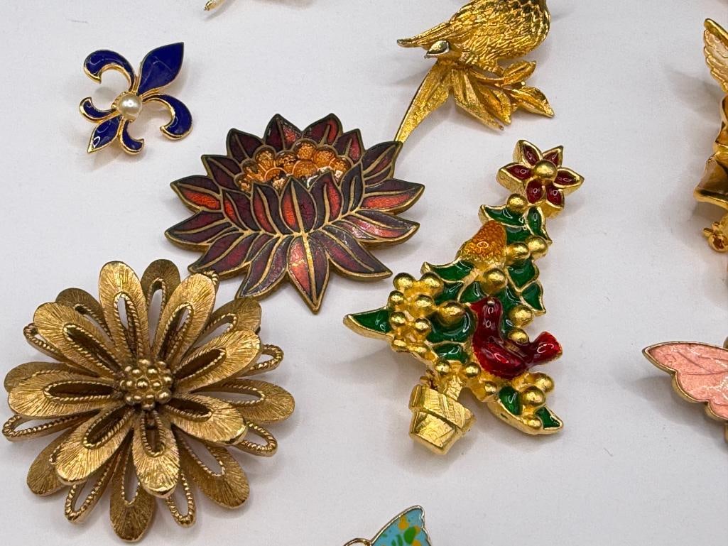 18 ASSORTED GOLD TONE COSTUME JEWELRY BROOCHES INCLUDING SOME SIGNED - 4