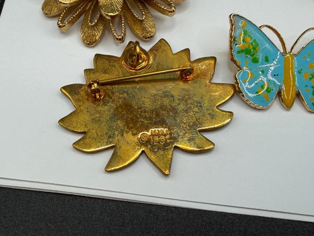 18 ASSORTED GOLD TONE COSTUME JEWELRY BROOCHES INCLUDING SOME SIGNED - 5