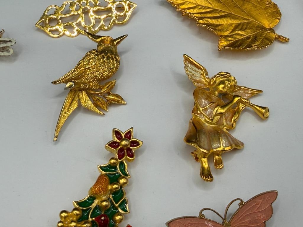 18 ASSORTED GOLD TONE COSTUME JEWELRY BROOCHES INCLUDING SOME SIGNED - 6