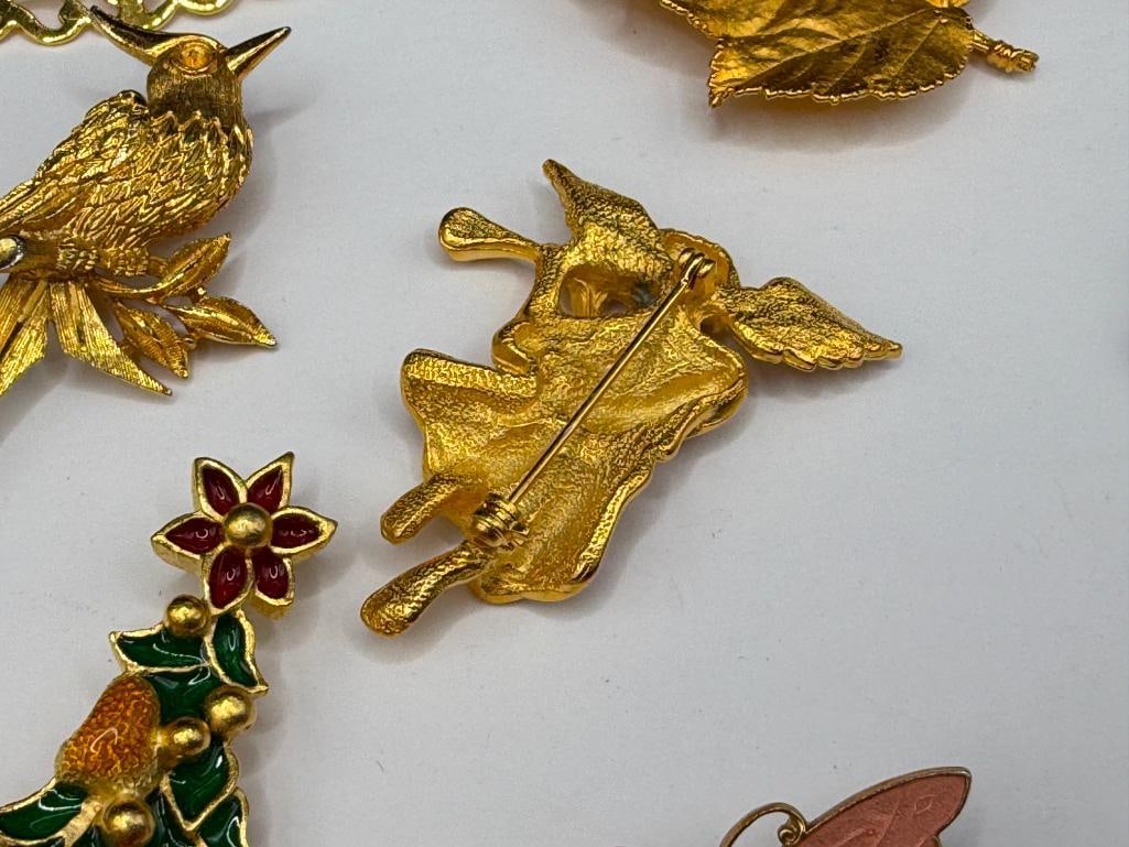 18 ASSORTED GOLD TONE COSTUME JEWELRY BROOCHES INCLUDING SOME SIGNED - 7