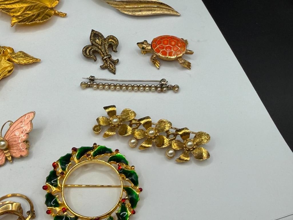 18 ASSORTED GOLD TONE COSTUME JEWELRY BROOCHES INCLUDING SOME SIGNED - 8