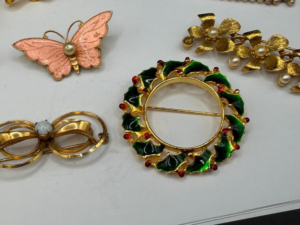 18 ASSORTED GOLD TONE COSTUME JEWELRY BROOCHES INCLUDING SOME SIGNED - 9