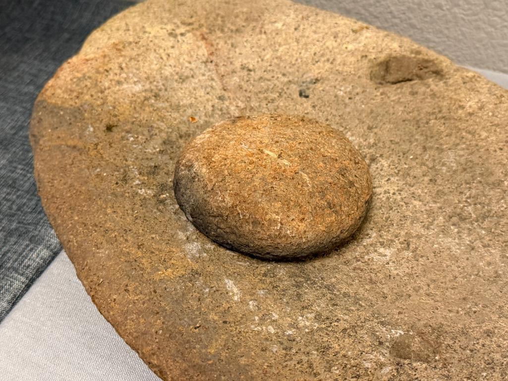 PRIMITIVE NATIVE AMERICAN ARTIFACT / TOOL METATE AND MANO - 3
