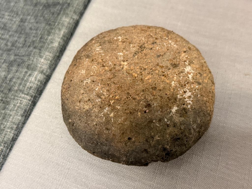 PRIMITIVE NATIVE AMERICAN ARTIFACT / TOOL METATE AND MANO - 6