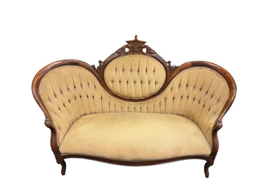 ANTIQUE VICTORIAN / EASTLAKE MEDALLION-BACK SETTE CURVED TUFTED SOFA WITH BUTTON TUFTED UPHOLSTERY (1 of 14)