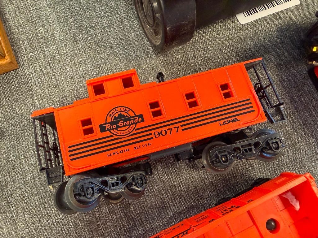 LIONEL 2-4-2 8213 RIO GRANDE LOCOMOTIVE AND TENDER WITH FOUR TRAIN CARS AND TRANSFORMER - 10