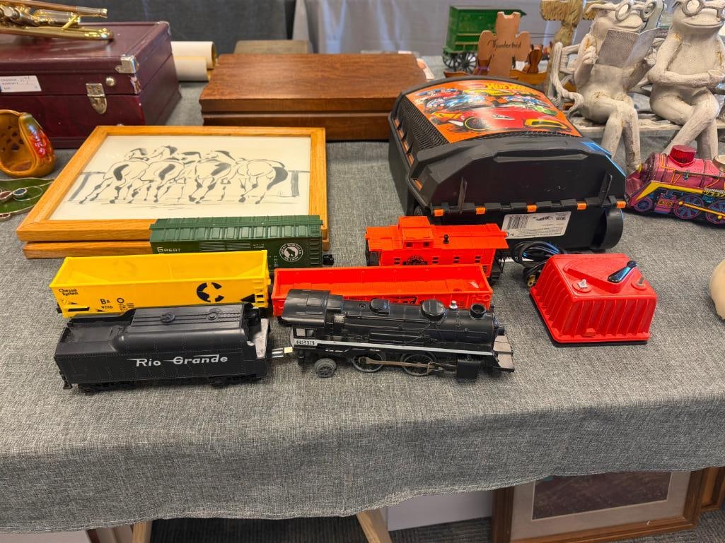 LIONEL 2-4-2 8213 RIO GRANDE LOCOMOTIVE AND TENDER WITH FOUR TRAIN CARS AND TRANSFORMER - 2