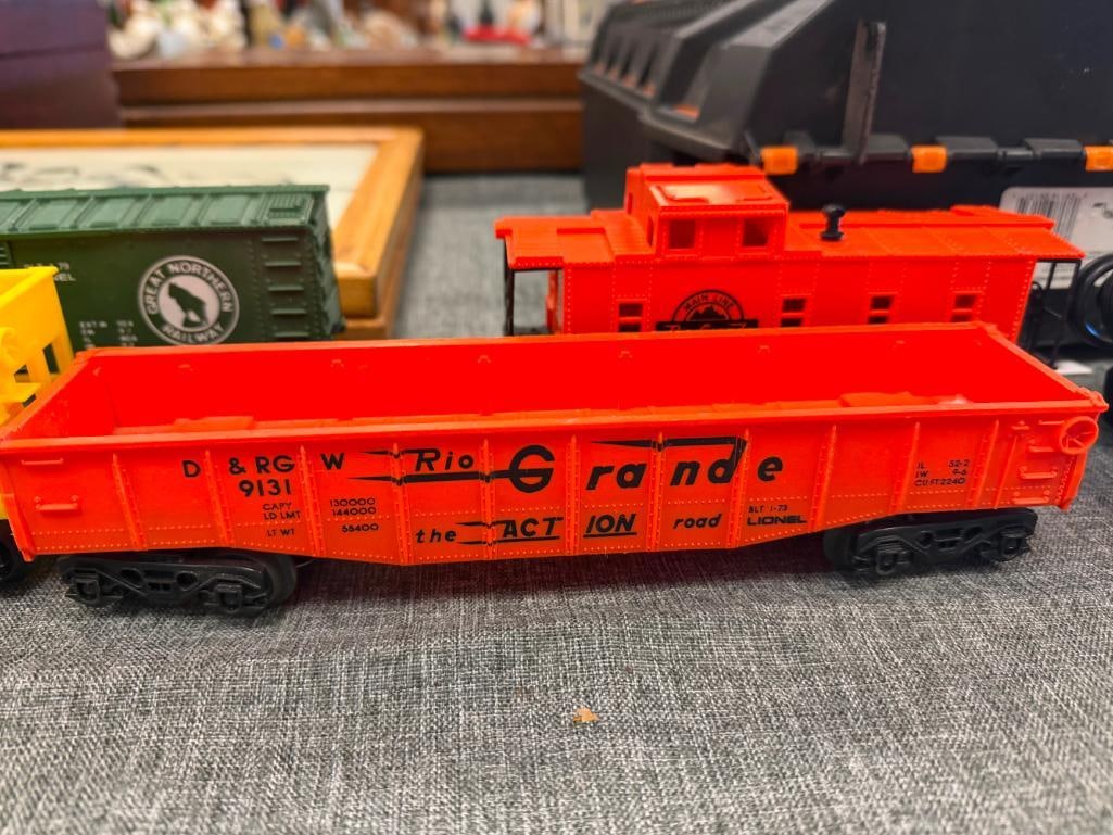 LIONEL 2-4-2 8213 RIO GRANDE LOCOMOTIVE AND TENDER WITH FOUR TRAIN CARS AND TRANSFORMER - 7