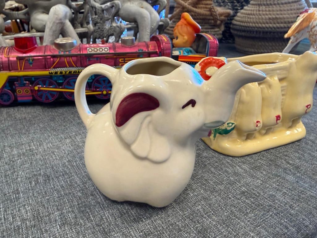 SHAWNEE POTTERY CERAMIC PLANTE THE THREE LITTLE PIGS AND SHAWNEE ELEPHANT CREAMER / PITCHER - 10