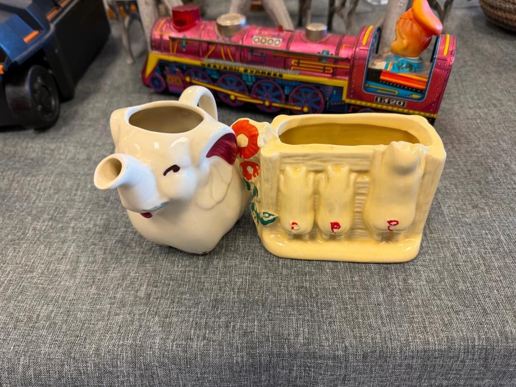 SHAWNEE POTTERY CERAMIC PLANTE THE THREE LITTLE PIGS AND SHAWNEE ELEPHANT CREAMER / PITCHER - 2