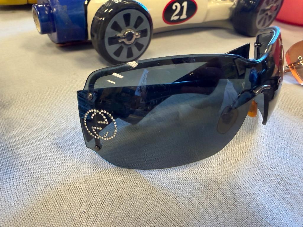 MEN AND WOMANS DESIGNER GLASSES INLCUDES PAIR OF MENS OAKLEY SUNGLASSES - 3