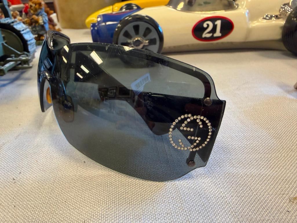 MEN AND WOMANS DESIGNER GLASSES INLCUDES PAIR OF MENS OAKLEY SUNGLASSES - 5