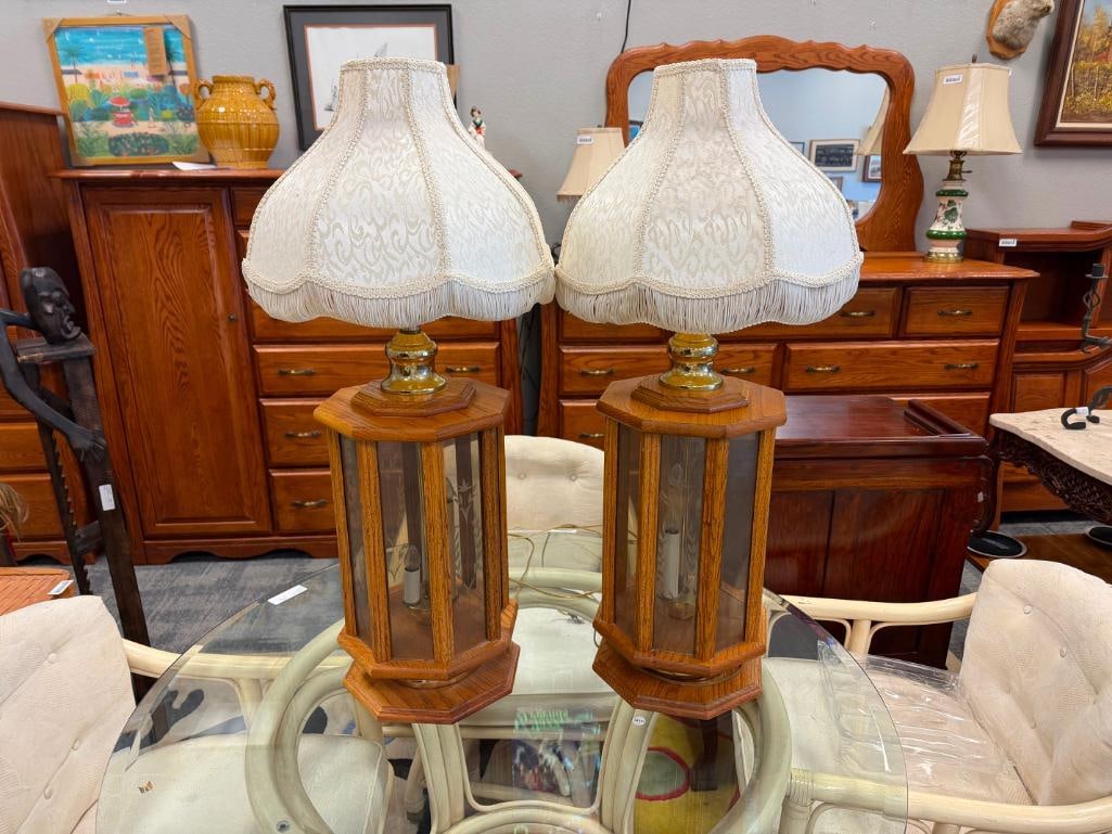 PAIR OF VINTAGE OAK AND ECTHED GLASS TABLE LAMPS FEATURING HEXAGONAL DESIGN - 2