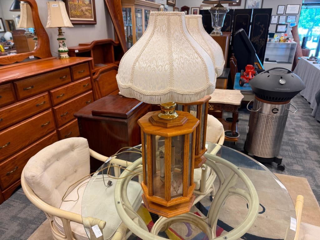 PAIR OF VINTAGE OAK AND ECTHED GLASS TABLE LAMPS FEATURING HEXAGONAL DESIGN - 3