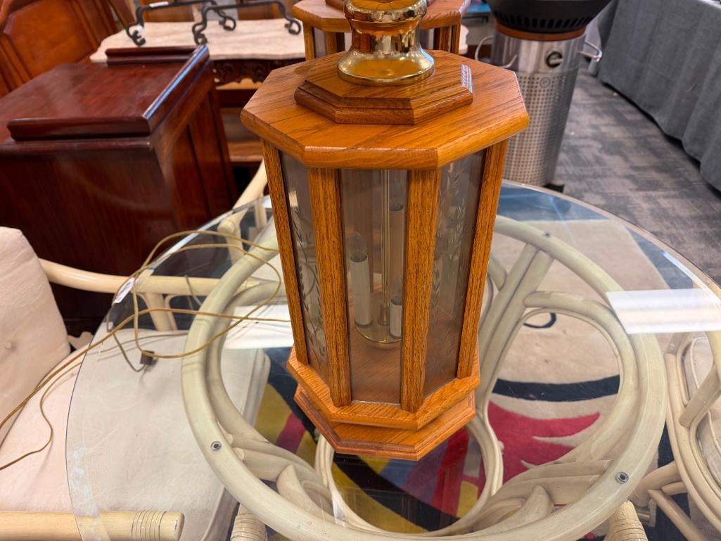 PAIR OF VINTAGE OAK AND ECTHED GLASS TABLE LAMPS FEATURING HEXAGONAL DESIGN - 4