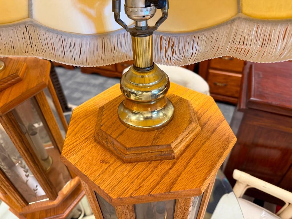 PAIR OF VINTAGE OAK AND ECTHED GLASS TABLE LAMPS FEATURING HEXAGONAL DESIGN - 5