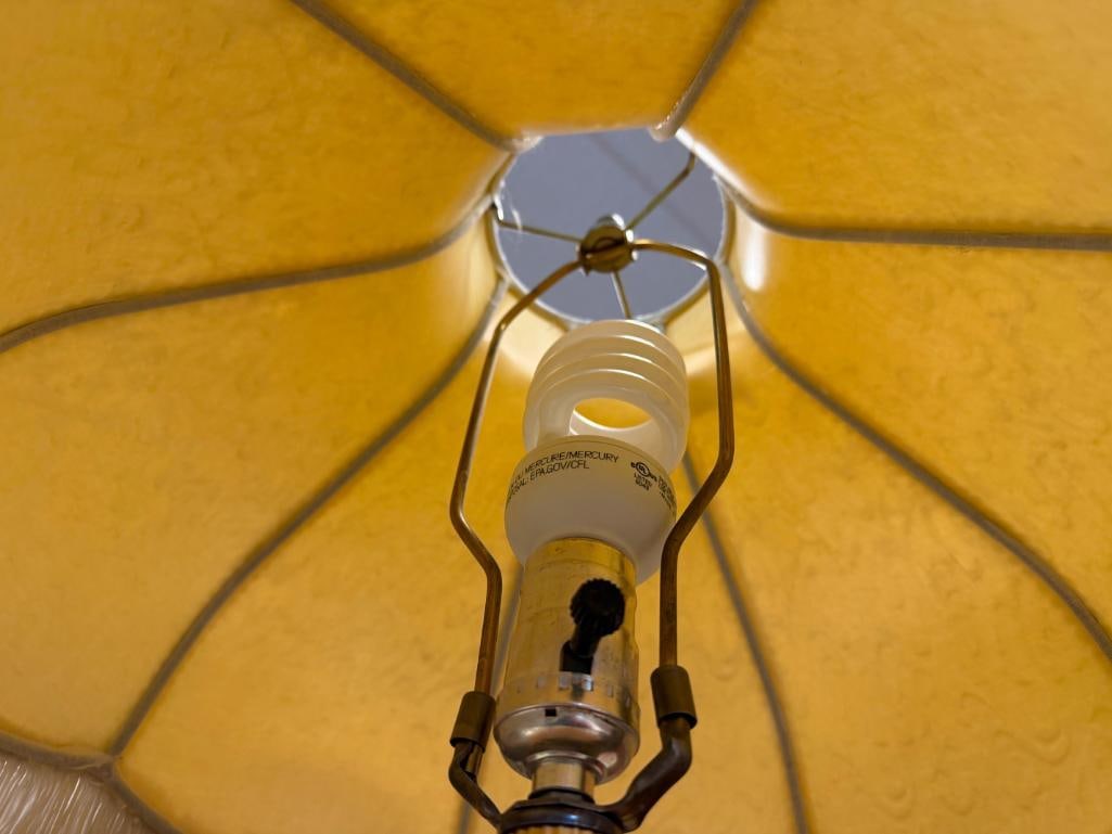 PAIR OF VINTAGE OAK AND ECTHED GLASS TABLE LAMPS FEATURING HEXAGONAL DESIGN - 8