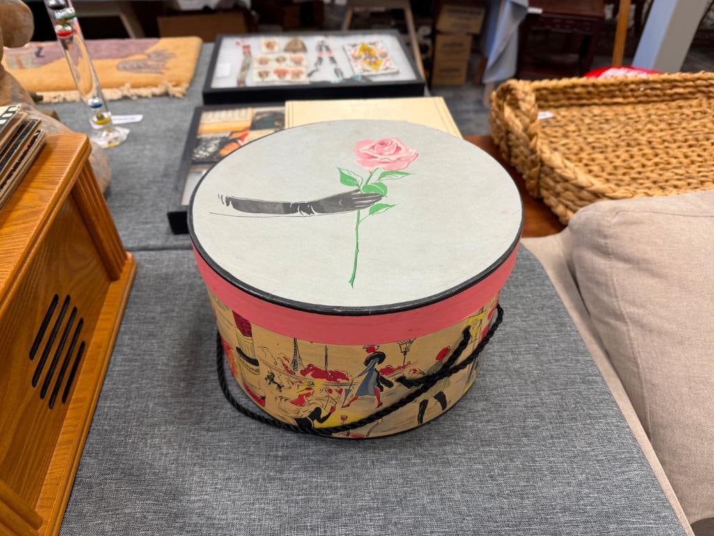 FOUR VINTAGE FLORAL MOTIF LADIES HATS IN FRENCH INSPIRED HAT BOX - 2
