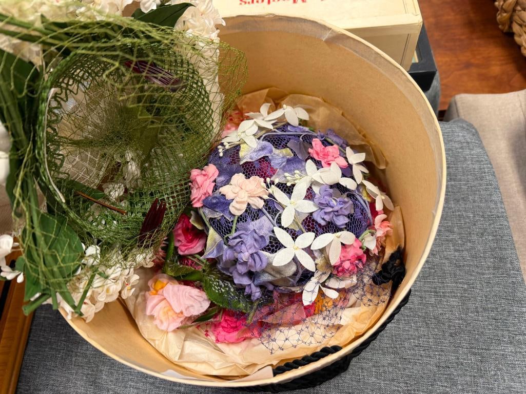 FOUR VINTAGE FLORAL MOTIF LADIES HATS IN FRENCH INSPIRED HAT BOX - 5