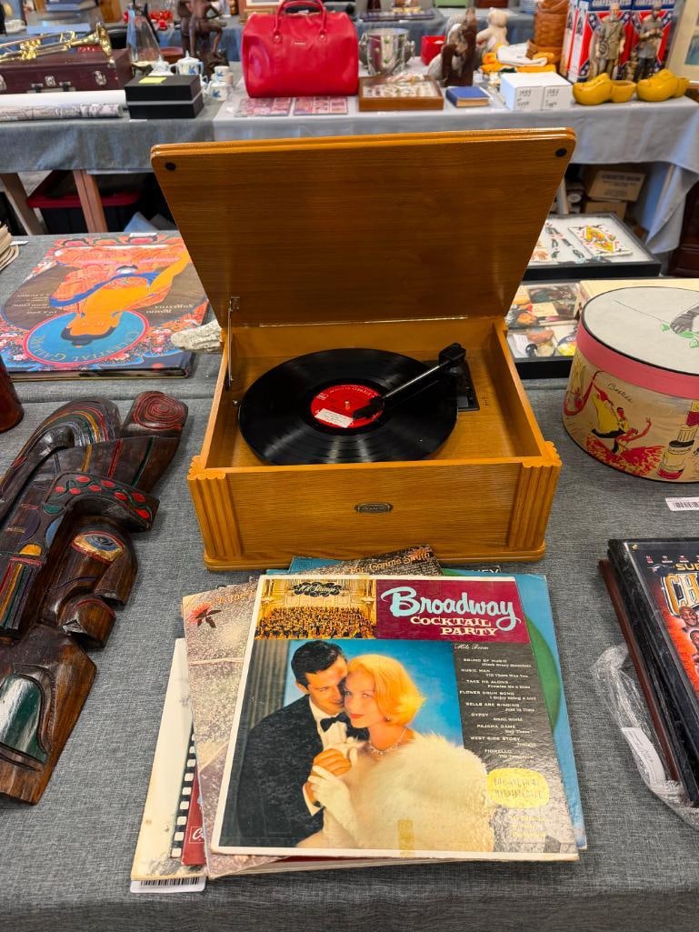 CROSLEY COLLECTOR'S EDITION MODEL CR47 OAK CASED RECORD PLAYER THAT PLAYS 33 1/3 OR 45 RPM RECORDS - 11