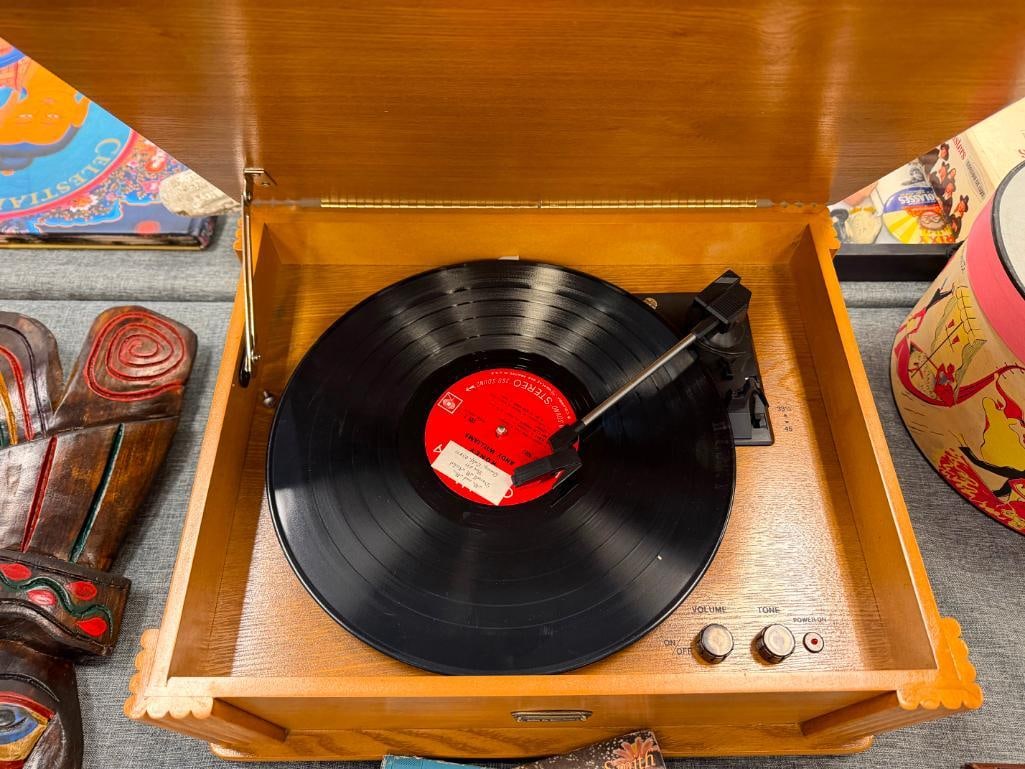 CROSLEY COLLECTOR'S EDITION MODEL CR47 OAK CASED RECORD PLAYER THAT PLAYS 33 1/3 OR 45 RPM RECORDS - 12