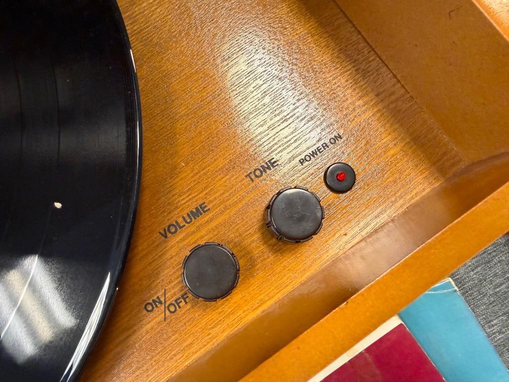 CROSLEY COLLECTOR'S EDITION MODEL CR47 OAK CASED RECORD PLAYER THAT PLAYS 33 1/3 OR 45 RPM RECORDS - 13